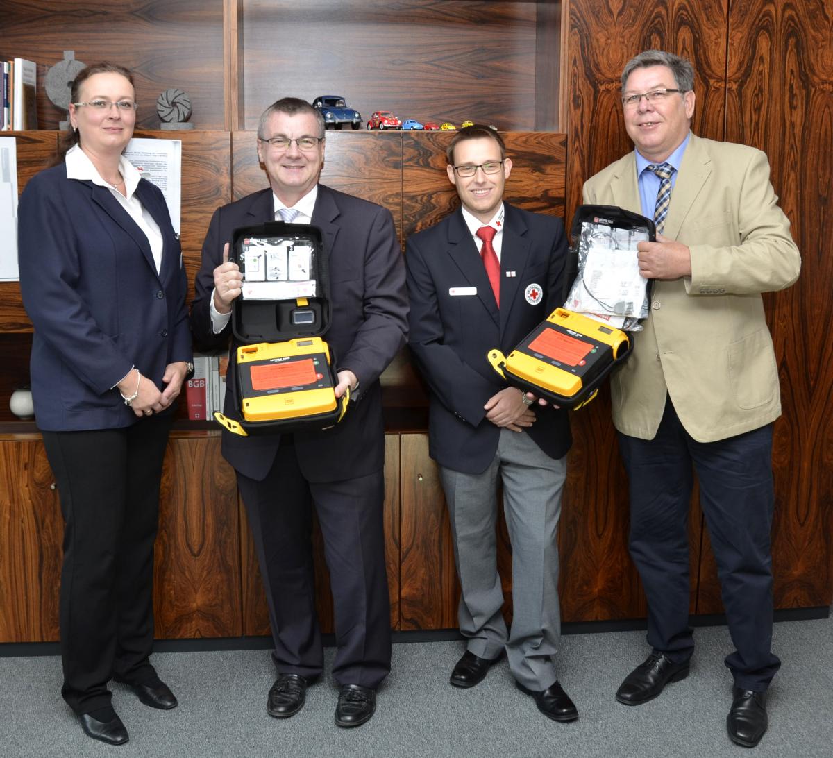 Landrat Dr. Alexander Saftig (2.v.l.) freut sich, dass er den Schnell-Einsatz-Gruppen zwei weitere Defibrillatoren übergeben kann